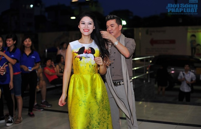 Vợ chồng Jennifer Phạm hào hứng đi xem “Hiệp sĩ mù”